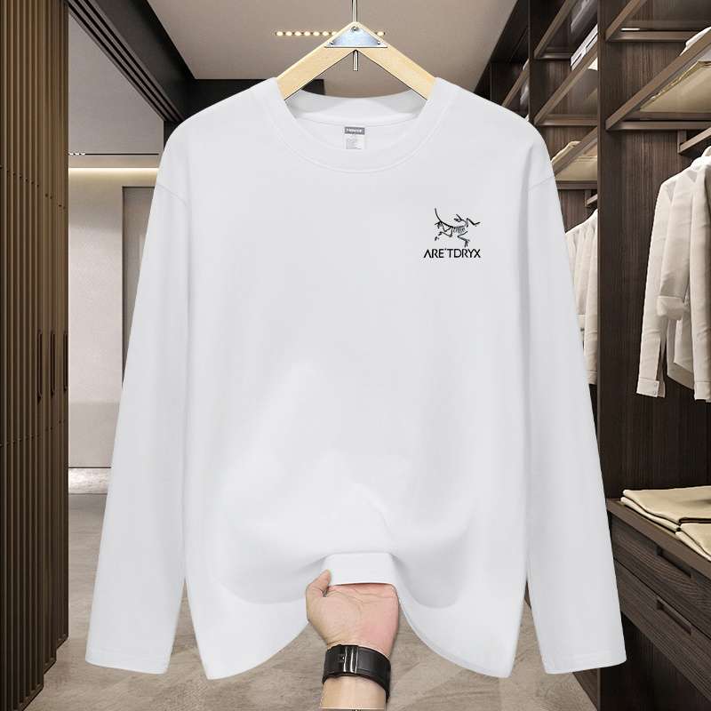 アメカジ アウトドアブランドのシンプル長袖Tシャツ