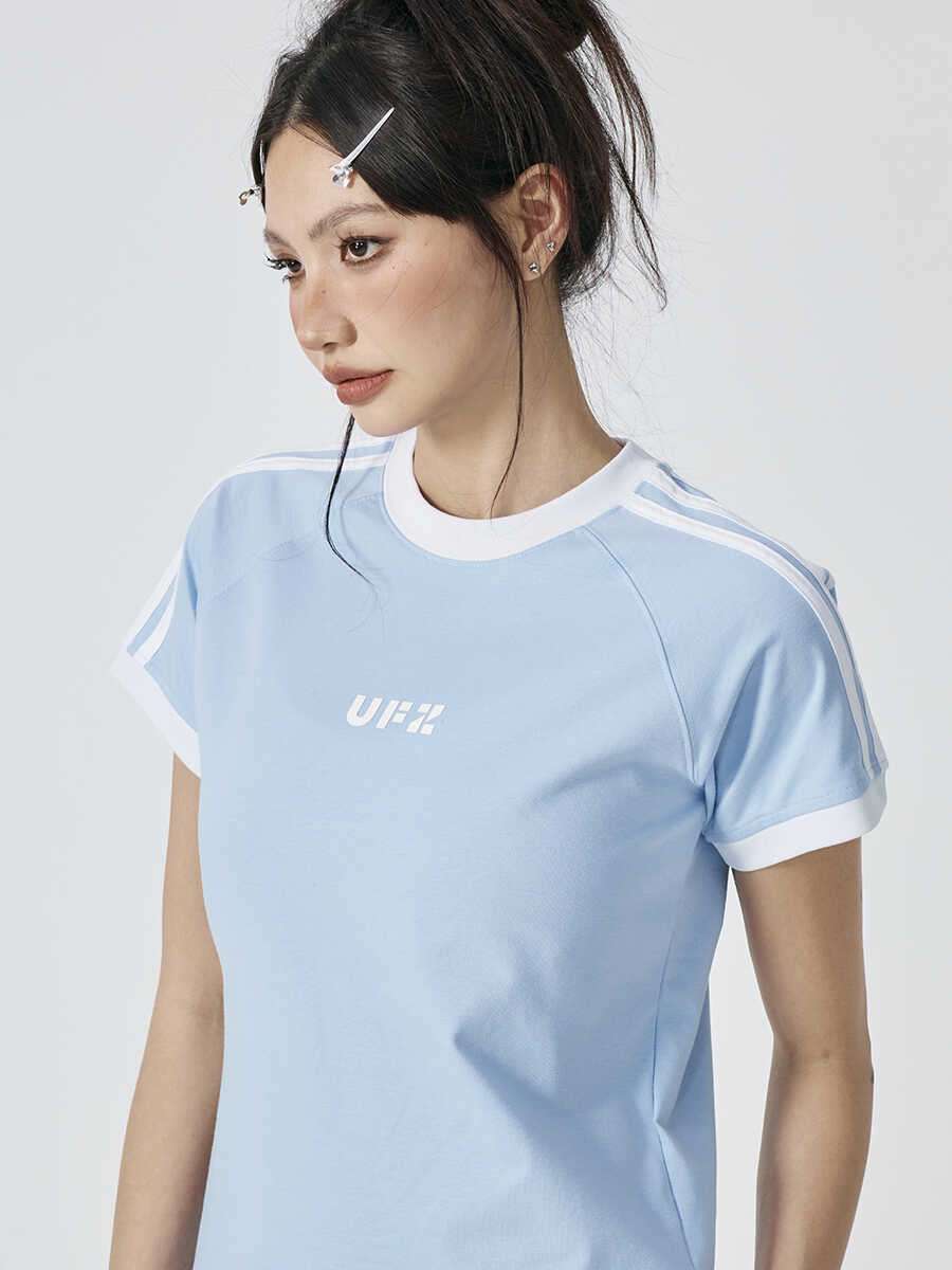 アメカジ スポーティーな雰囲気のロゴ入りTシャツ
