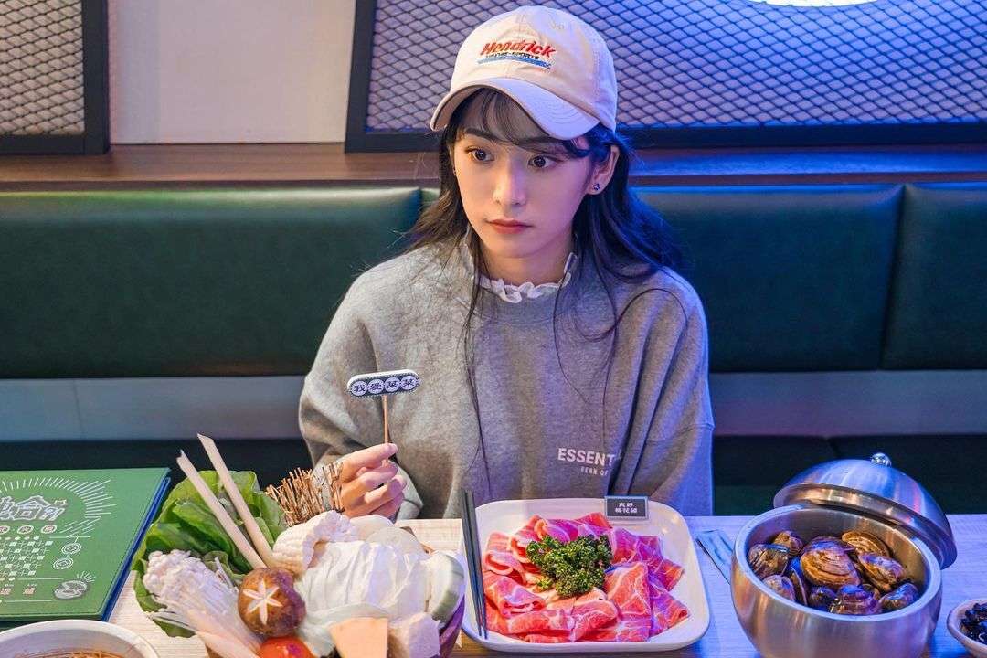 アメカジ シンプルロゴ入りゆったりトレーナー