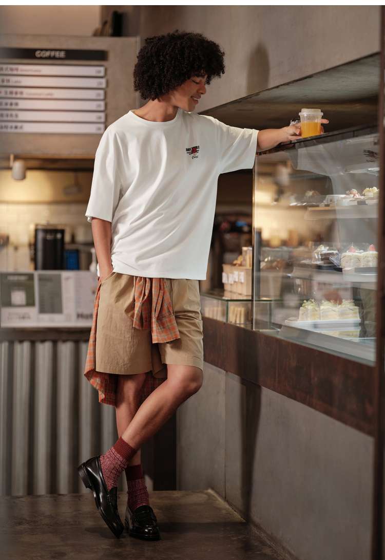アメカジ 日常を楽しむゆったりロゴTシャツ