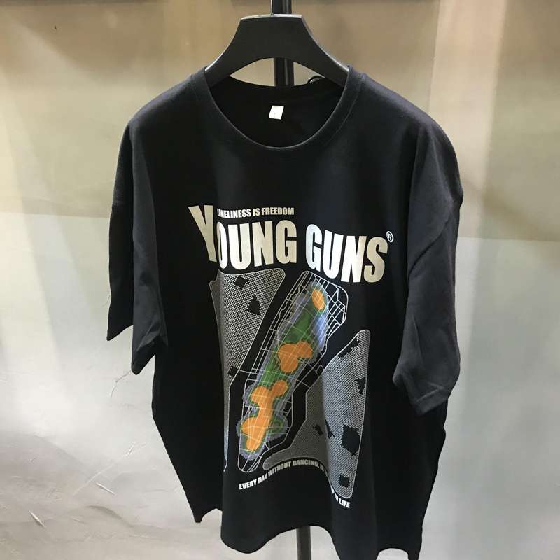 アメカジ 孤独を自由と謳う若者のグラフィックTシャツ