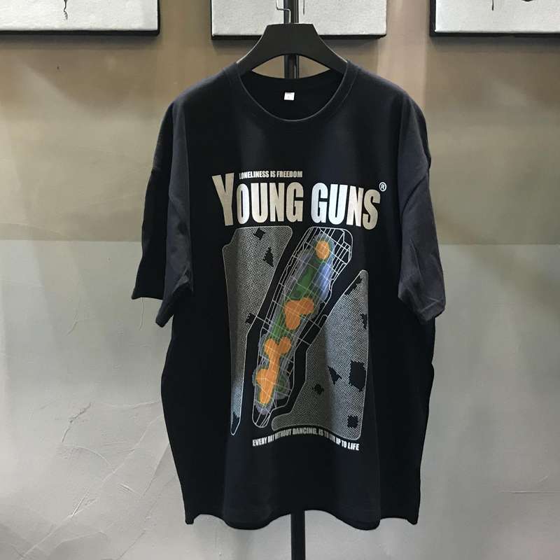 アメカジ 孤独を自由と謳う若者のグラフィックTシャツ