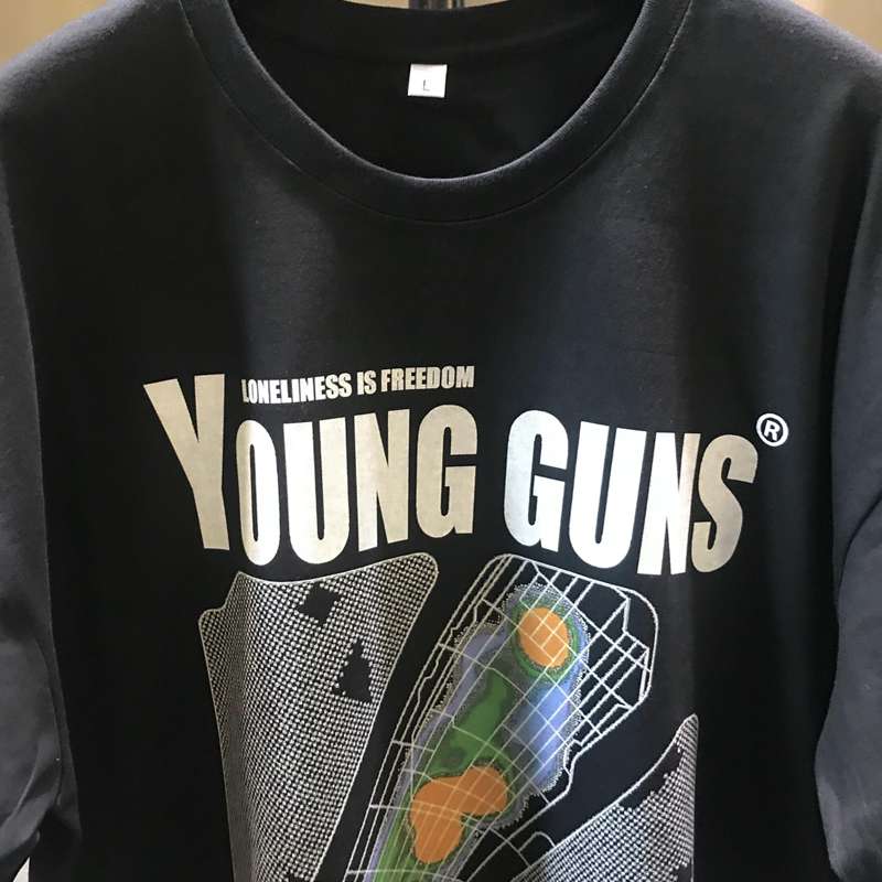 アメカジ 孤独を自由と謳う若者のグラフィックTシャツ
