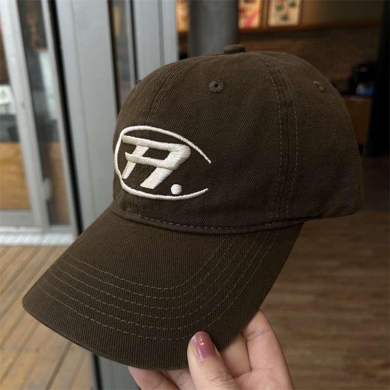 アメカジ スポーティーロゴ刺繍入りベースボールキャップ