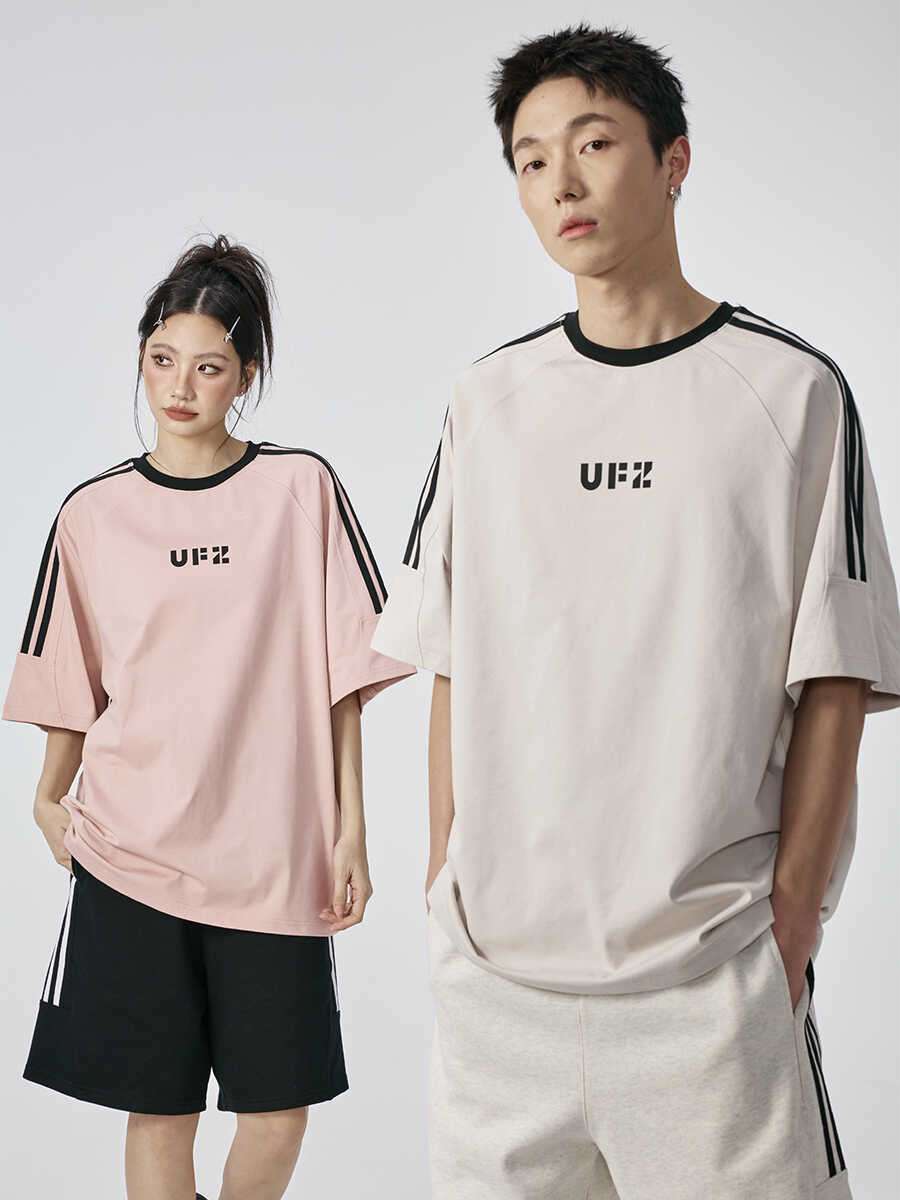 アメカジ スポーティーな雰囲気のロゴ入りTシャツ