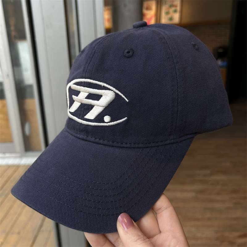 アメカジ スポーティーロゴ刺繍入りベースボールキャップ