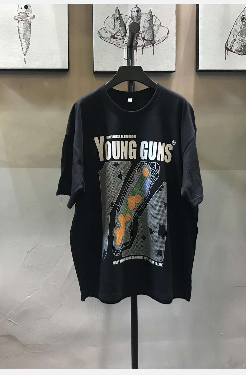 アメカジ 孤独を自由と謳う若者のグラフィックTシャツ